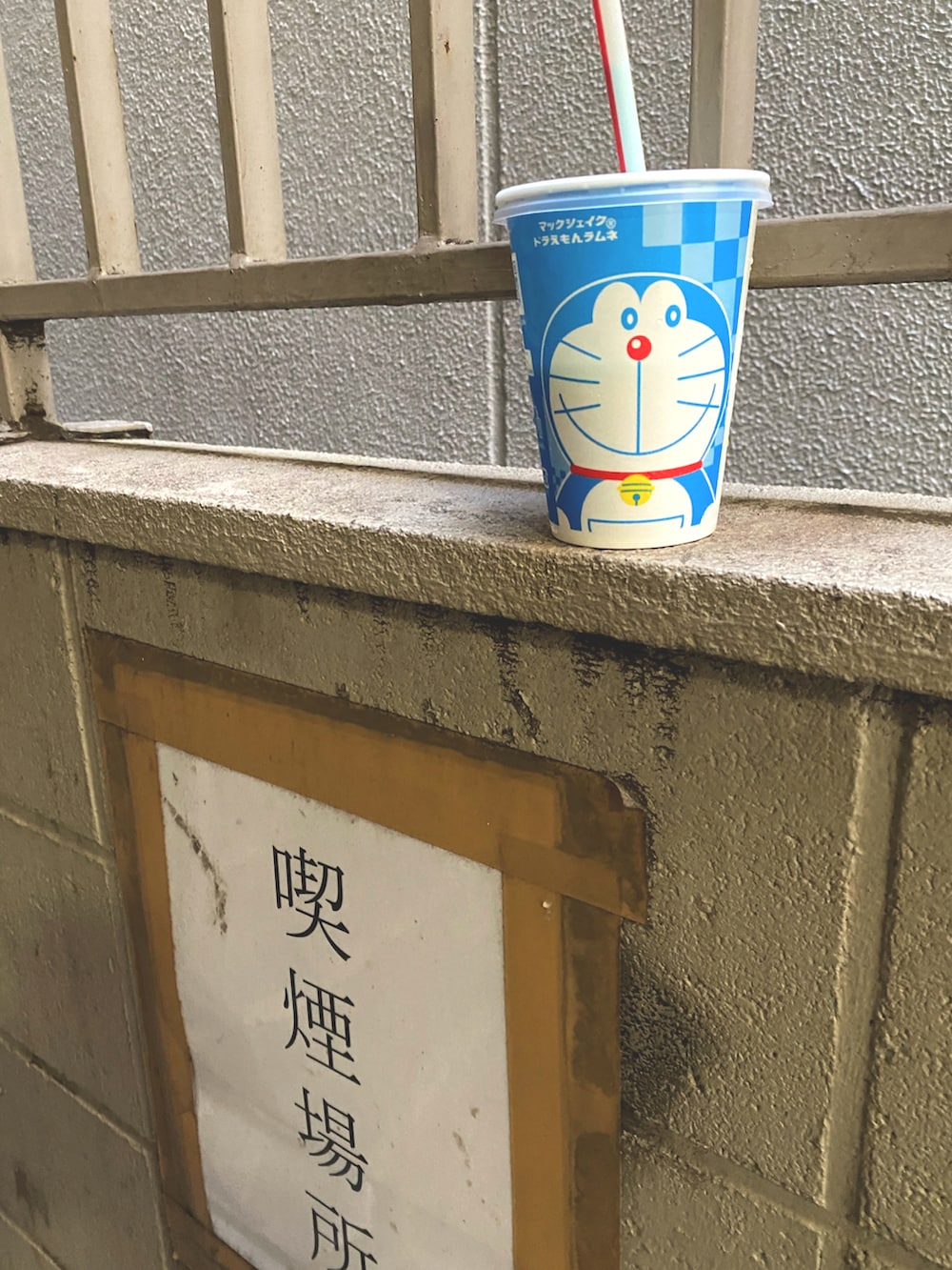 ブラック系のセットアップ、ホワイト系のシャツ/ブラウス、ブラック系のネクタイを着用したメンズの夏コーディネートの3枚目の写真