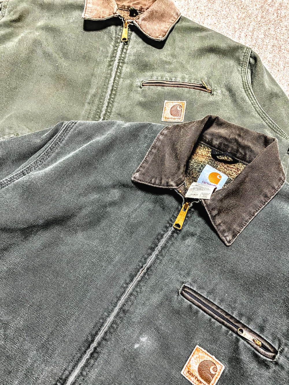 ブラック系のTシャツ/カットソー、グリーン系のブルゾン、ブラック系のTシャツ/カットソーを着用したメンズの春コーディネートの4枚目の写真