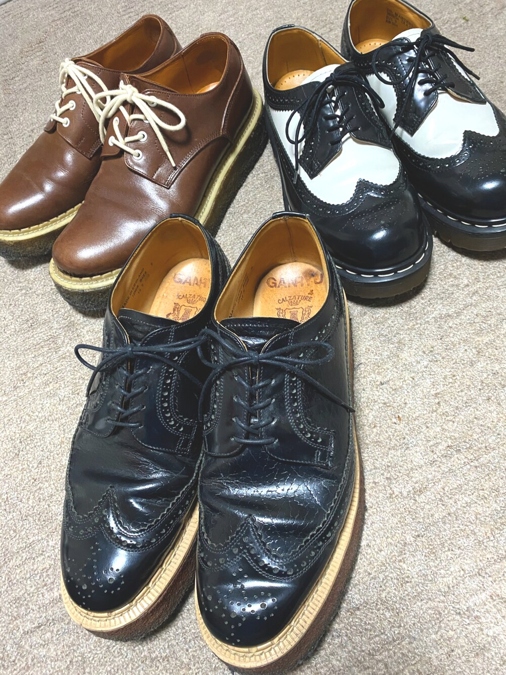 ブラック系のテーラードジャケット、ホワイト系のTシャツ/カットソー、ブラック系のその他パンツを着用したメンズの春コーディネートの4枚目の写真