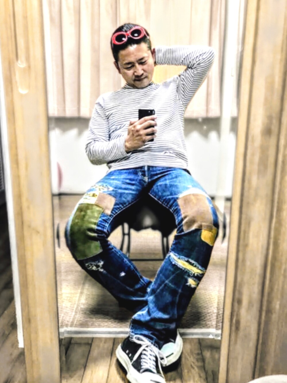 ホワイト系のTシャツ/カットソー、ブルー系のデニムパンツ、ブラック系のスニーカーを着用したメンズの夏コーディネートの4枚目の写真