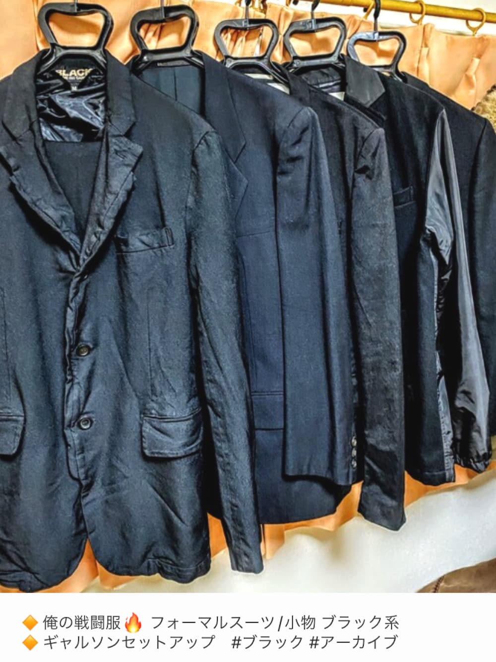 ブラック系のテーラードジャケット、ブラック系のシャツ/ブラウス、ホワイト系のネクタイを着用したメンズの秋コーディネートの3枚目の写真