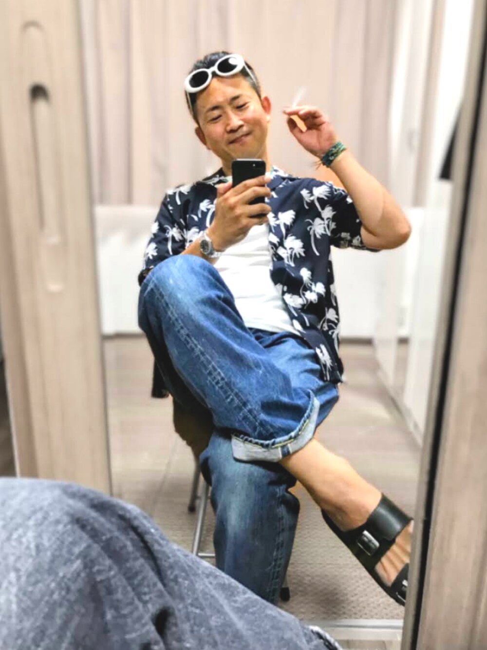 ブラック系のシャツ/ブラウス、ホワイト系のタンクトップ、ブラック系のデニムパンツを着用したメンズの夏コーディネートの4枚目の写真