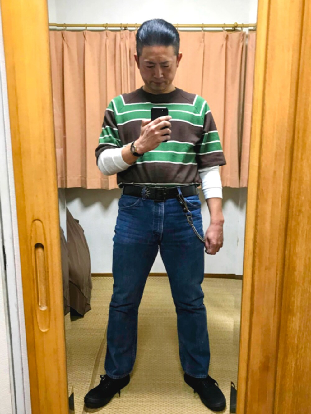 ブラウン系のその他アウター、グリーン系のTシャツ/カットソー、ホワイト系のTシャツ/カットソーを着用したメンズの春コーディネートの2枚目の写真