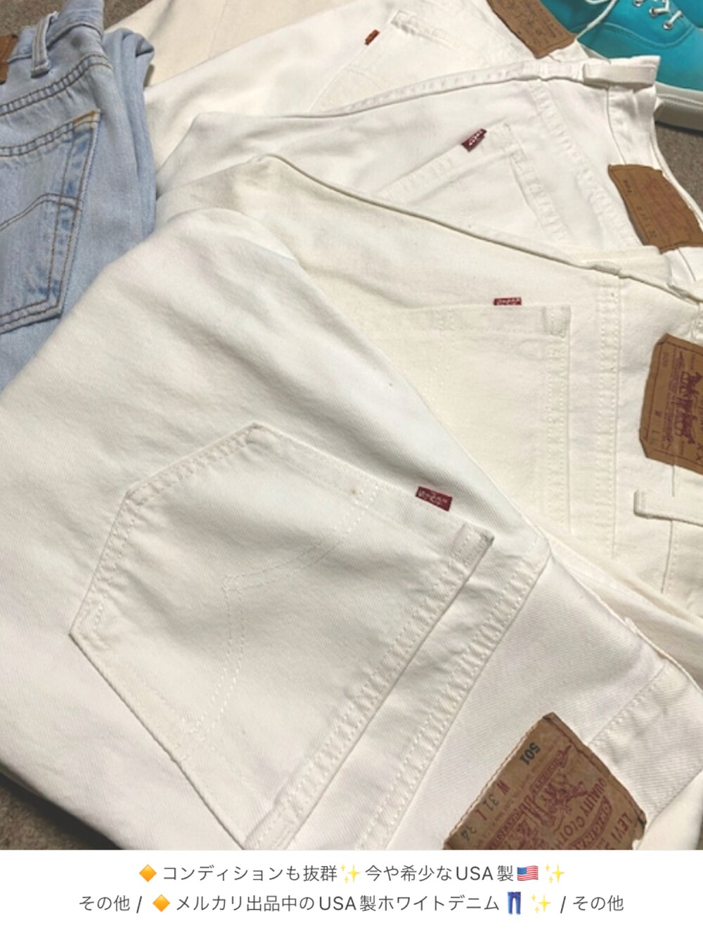 ブルー系のテーラードジャケット、ブルー系のポロシャツ、ホワイト系のチノパンツを着用したメンズの夏コーディネートの3枚目の写真