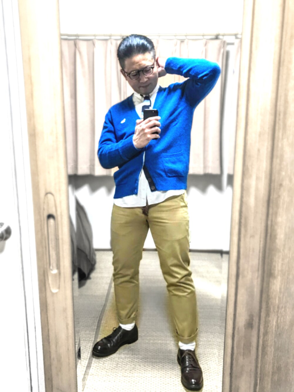 ブルー系のデニムジャケット、ホワイト系のシャツ/ブラウス、その他のシャツ/ブラウスを着用したメンズの秋コーディネートの3枚目の写真