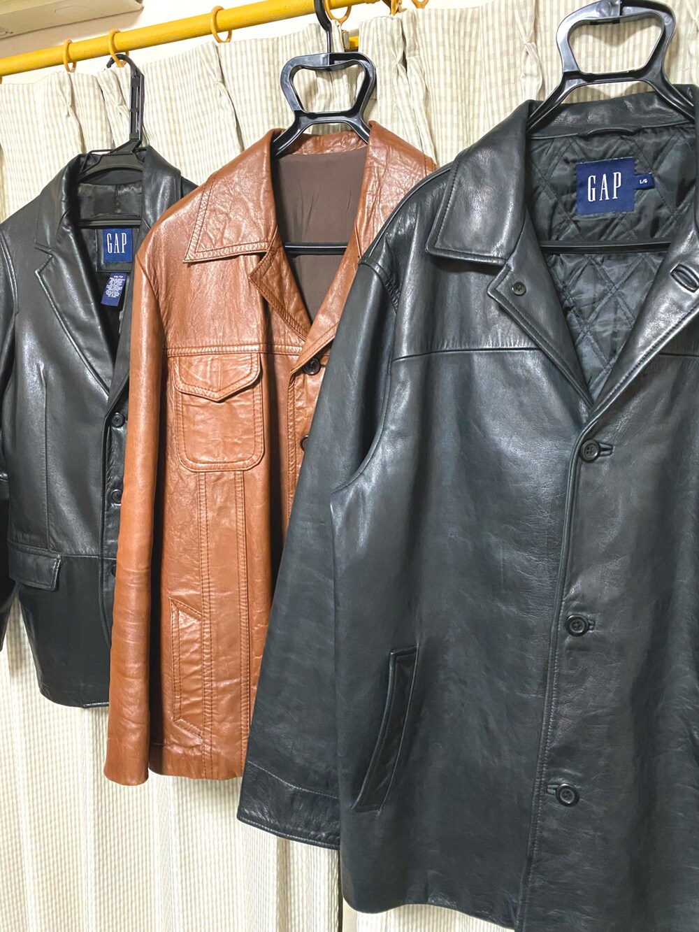 ブラック系のライダースジャケット、ホワイト系のシャツ/ブラウス、グレー系のその他パンツを着用したメンズの冬コーディネートの4枚目の写真