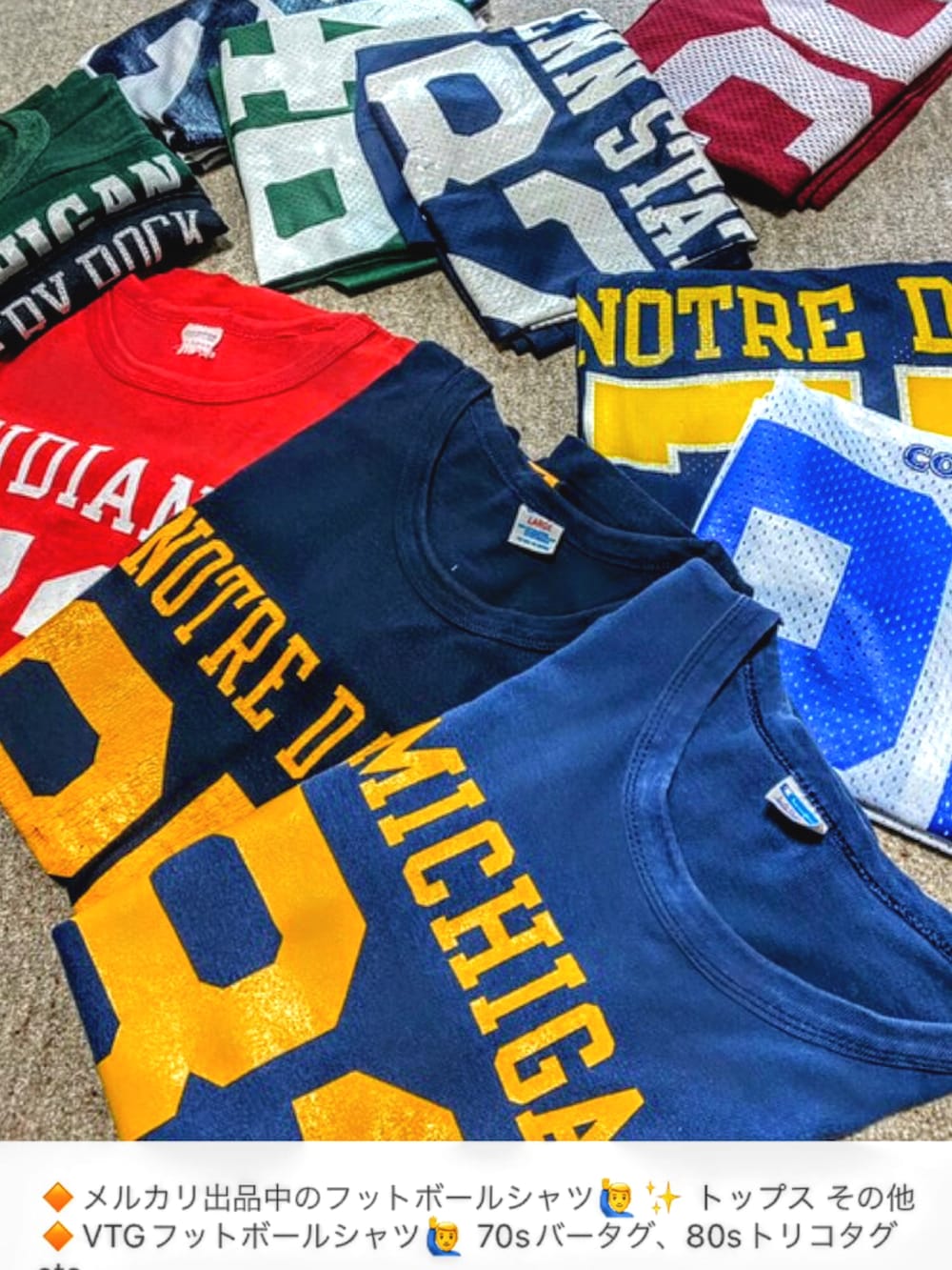 ブルー系のTシャツ/カットソー、イエロー系のTシャツ/カットソー、ベージュ系のカーゴパンツを着用したメンズの夏コーディネートの3枚目の写真