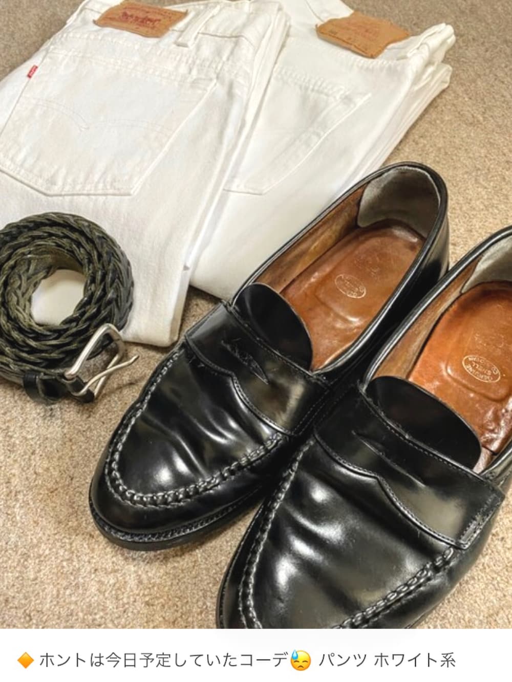 ブルー系のデニムジャケット、ブラック系のニット/セーター、グレー系のスラックスを着用したメンズの冬コーディネートの2枚目の写真