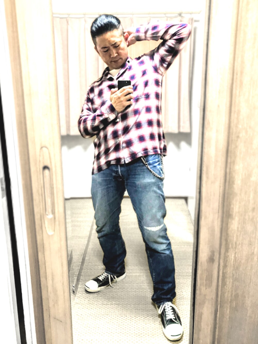 ホワイト系のTシャツ/カットソー、ブルー系のデニムパンツ、ブラック系のスニーカーを着用したメンズの夏コーディネートの2枚目の写真