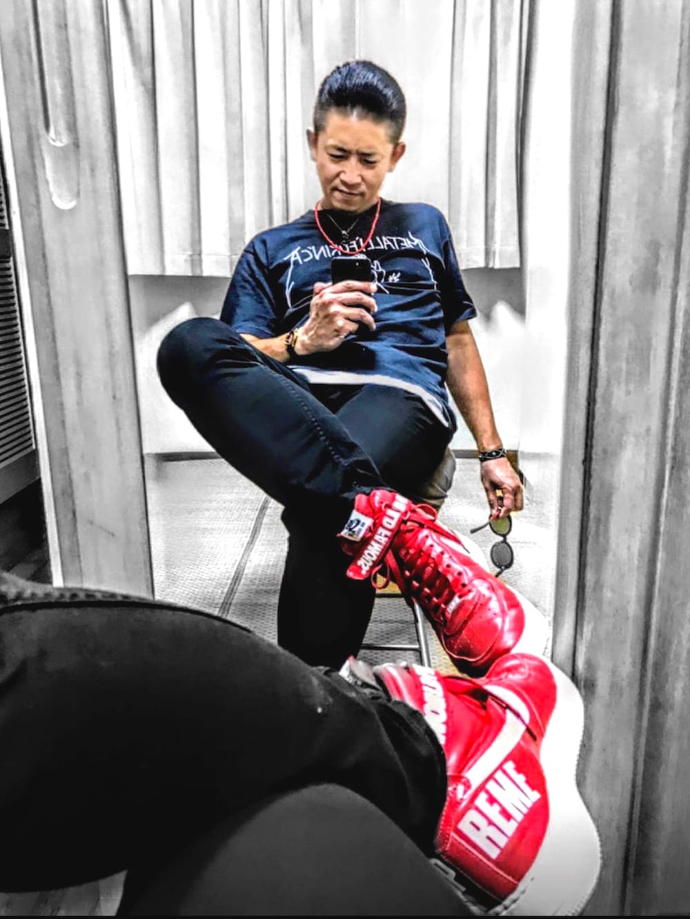 ブラック系のTシャツ/カットソー、ホワイト系のタンクトップ、ブラック系のデニムパンツを着用したメンズの夏コーディネートの3枚目の写真