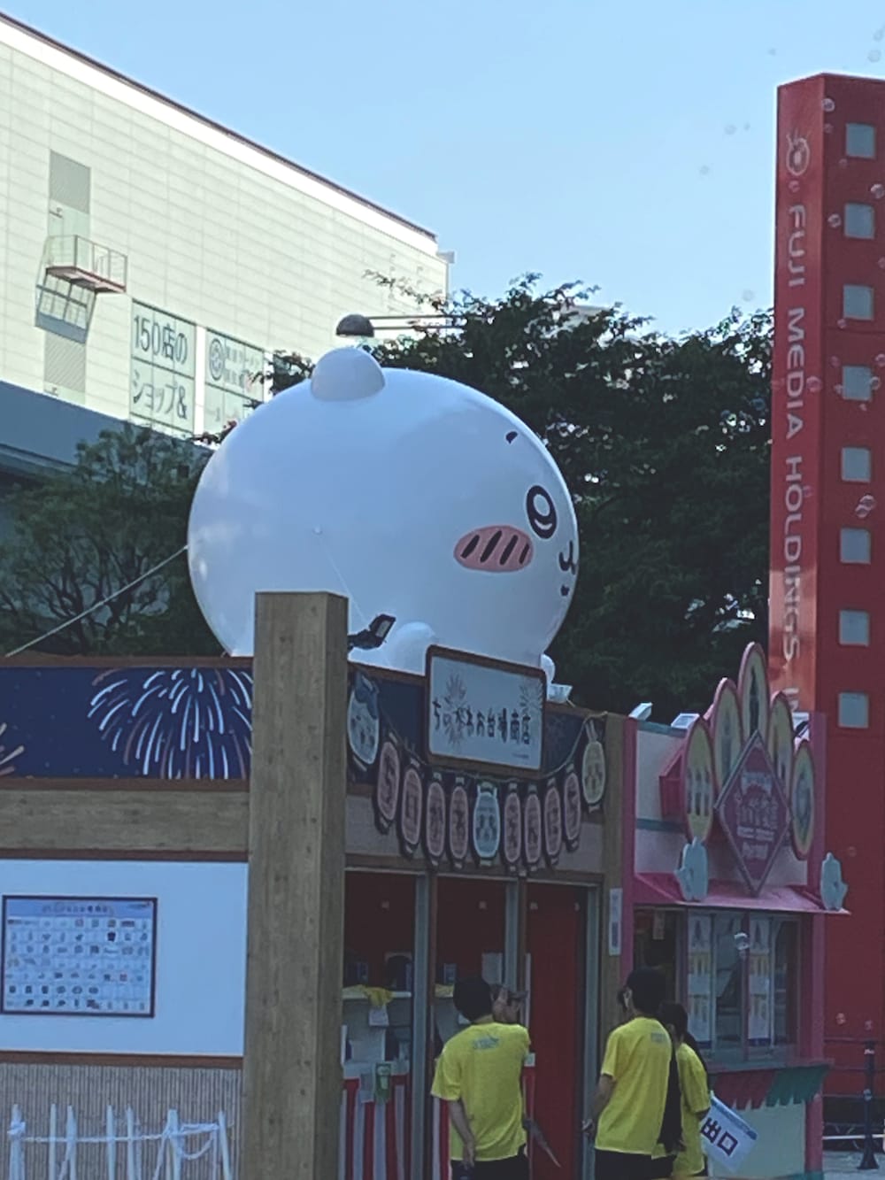 ブラック系のスニーカー、ブラック系のキャップ、ホワイト系のその他雑貨を着用したメンズの夏コーディネートの4枚目の写真