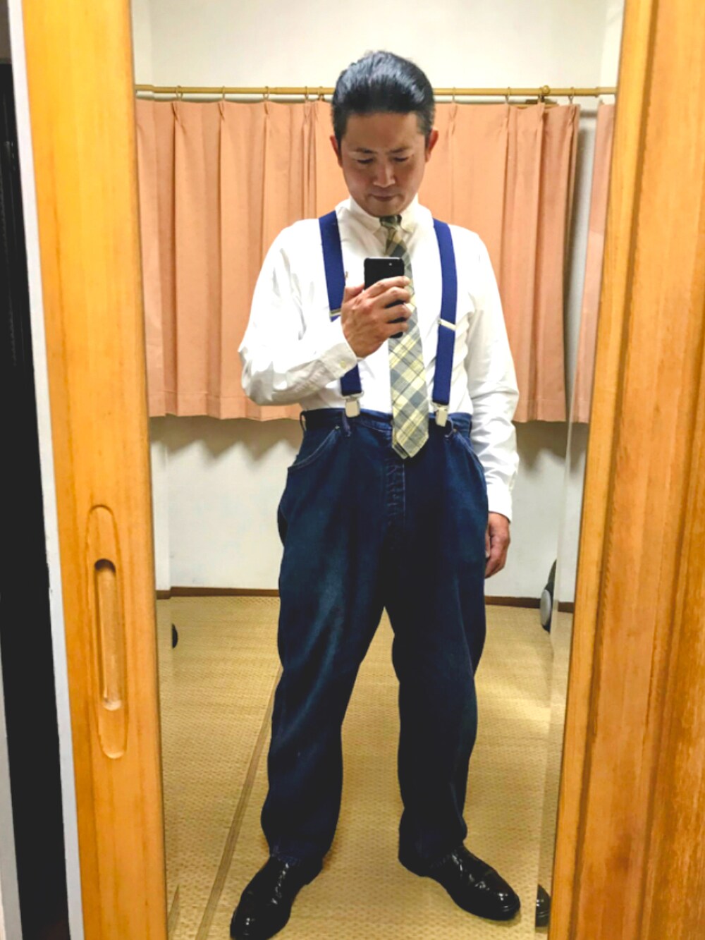 「片手スマホ自撮り研究会🤳✨、我が道をゆく隊、お仕事コーデ、きれいめカジュアル、メガネおやじ、ペインターパンツ、サスペンダー、好きな服を好きなように着る🐷💕、双極性障害、メルカリ大量出品中‼️、腹が減ったら水を飲め‼️」|「OLIVER PEOPLESの🔸オリバーピープルズ グレゴリーペック(ブラウン)(メガネ、ブラウン系)」を使った、おたっし🐷さん(メンズ・174cm)の春コーディネートの2枚目の写真