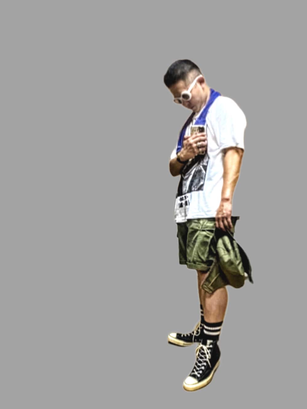 ホワイト系のTシャツ/カットソー、グリーン系のカーゴパンツ、ブラック系のスニーカーを着用したメンズの夏コーディネートの3枚目の写真