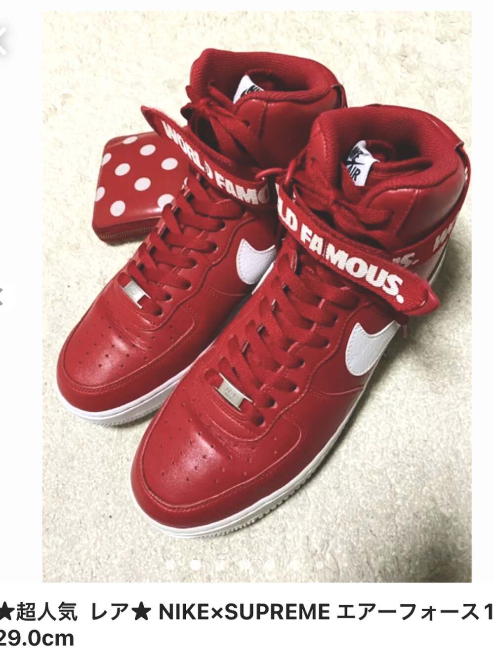 ブラック系のTシャツ/カットソー、ブラック系のデニムパンツ、レッド系のスニーカーを着用したメンズの春コーディネートの2枚目の写真