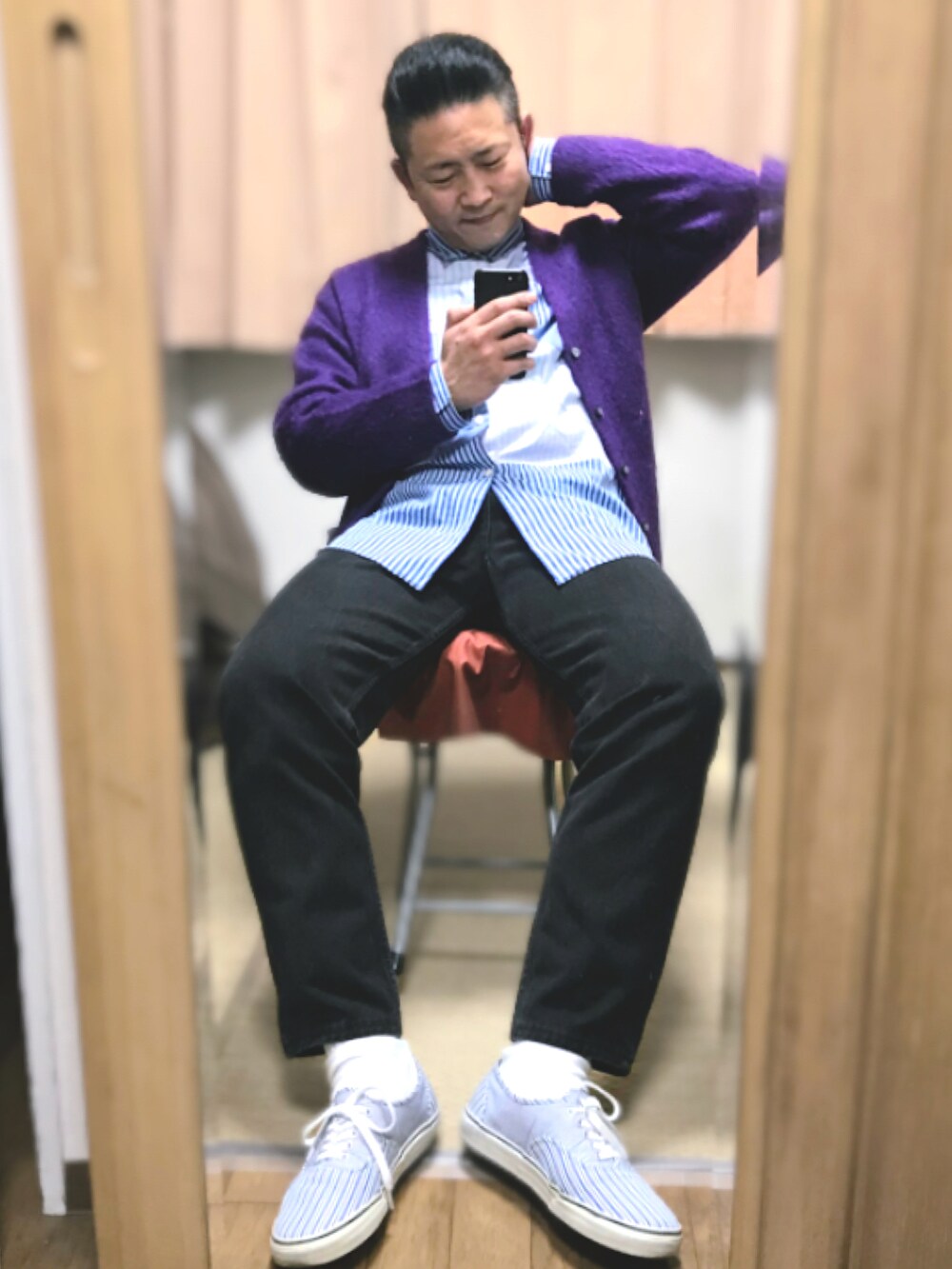 「片手スマホ自撮り研究会🤳✨、我が道をゆく隊、きれいめカジュアル、シンプル、ギャルソンシャツ、古着MIX、ストライプ、水色、好きな服を好きなように着る🐷💕、双極性障害、メルカリ★期間限定SALE★ただ今開催中🐷👍、マルコとマルオとマリオ🤔⁉️」|「🔸前回のキレイめカジュアル🐷✨の🔸水色カーディガンのメガネおやじお仕事コーデ🐷✨(その他、その他)」を使った、おたっし🐷さん(メンズ・174cm)の春コーディネートの2枚目の写真