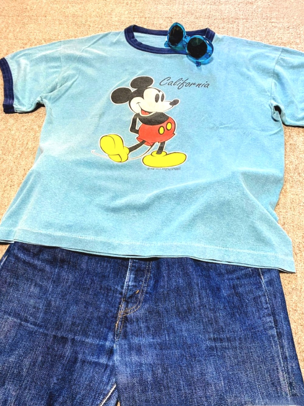 ブルー系のTシャツ/カットソー、ブルー系のデニムパンツ、ブルー系のスニーカーを着用したメンズの夏コーディネートの2枚目の写真