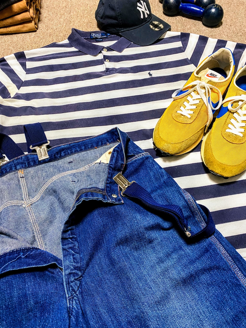 ブルー系のポロシャツ、ブルー系のデニムパンツ、イエロー系のスニーカーを着用したメンズの夏コーディネートの2枚目の写真