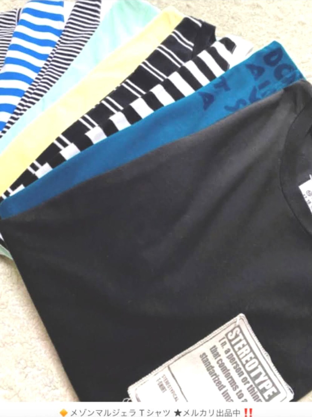 ホワイト系のカバーオール、ホワイト系のTシャツ/カットソー、ブルー系のデニムパンツを着用したメンズの夏コーディネートの3枚目の写真