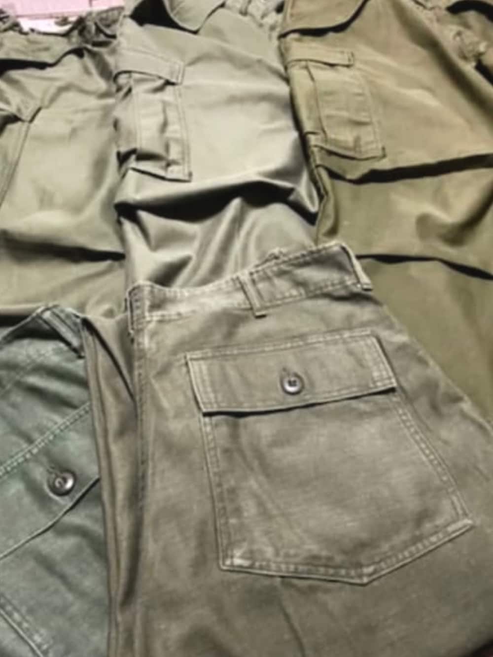 ブルー系のシャツ/ブラウス、グリーン系のカーゴパンツ、ブラウン系のドレスシューズを着用したメンズの夏コーディネートの2枚目の写真