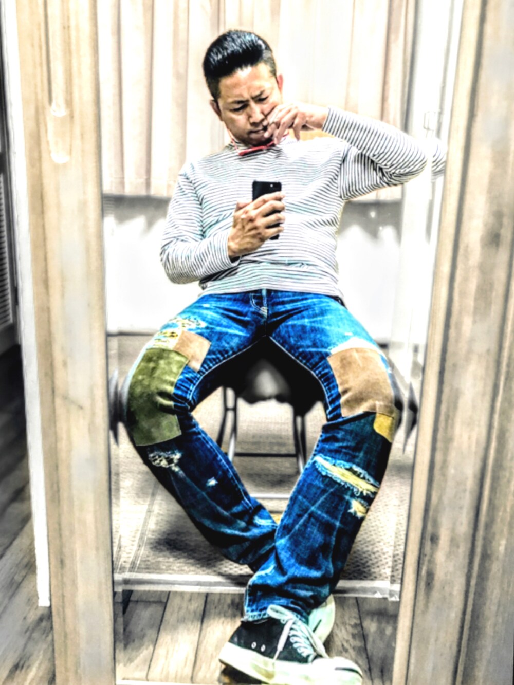 ホワイト系のTシャツ/カットソー、ブルー系のデニムパンツ、ブラック系のスニーカーを着用したメンズの夏コーディネートの3枚目の写真