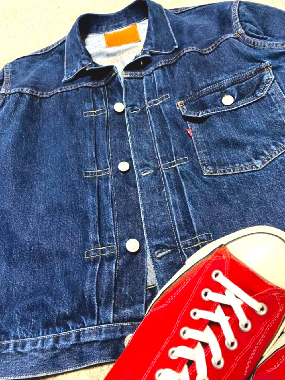 ブルー系のデニムジャケット、グレー系のパーカー、ホワイト系のTシャツ/カットソーを着用したメンズの冬コーディネートの3枚目の写真