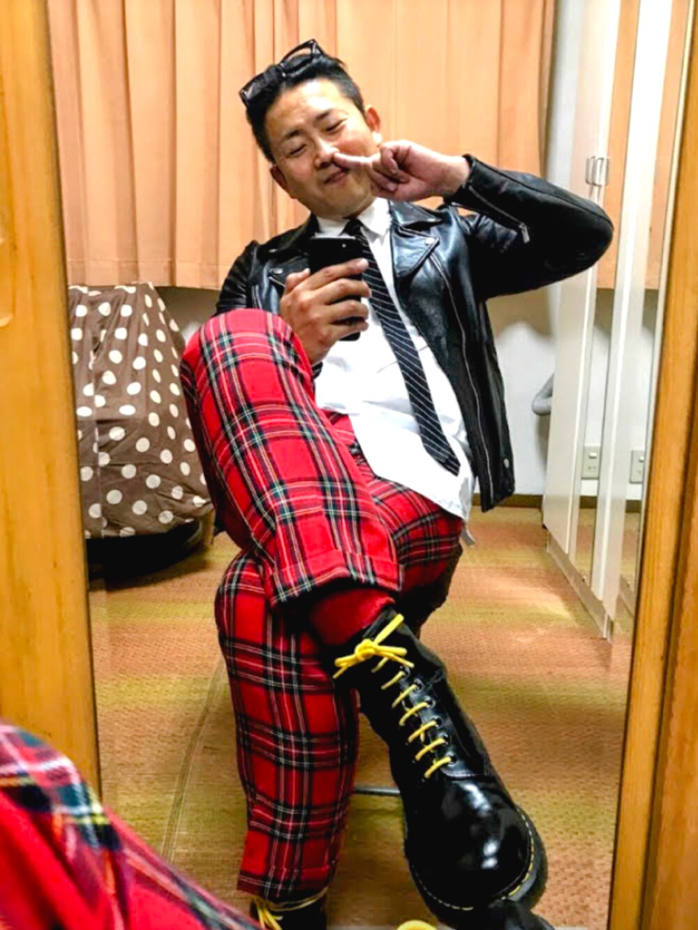 ブラック系のライダースジャケット、ブラック系のネクタイ、ホワイト系のシャツ/ブラウスを着用したメンズの春コーディネートの2枚目の写真