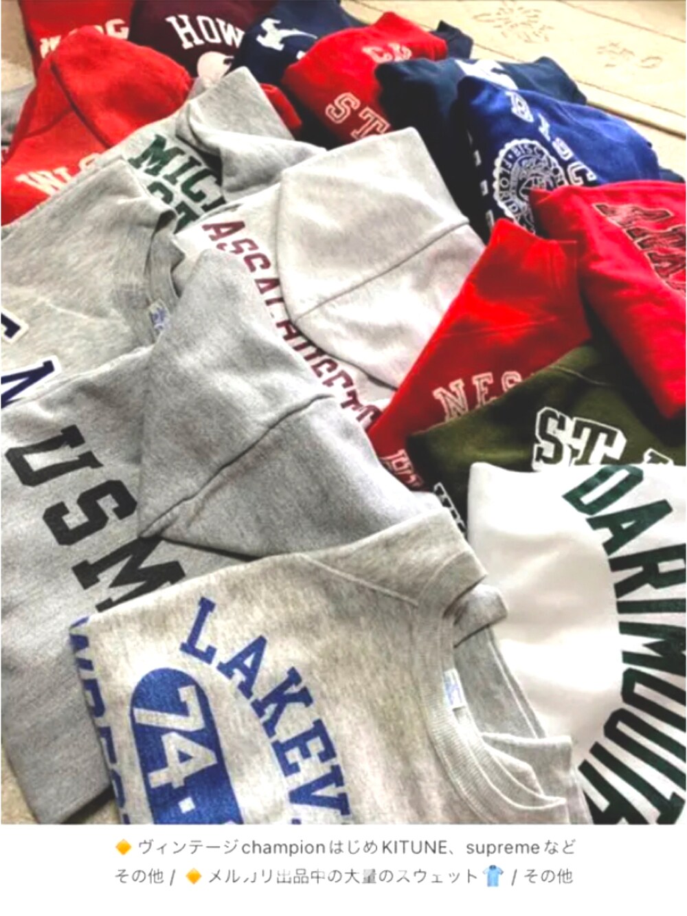 ブルー系のデニムジャケット、レッド系のスウェット、ホワイト系のシャツ/ブラウスを着用したメンズの春コーディネートの4枚目の写真