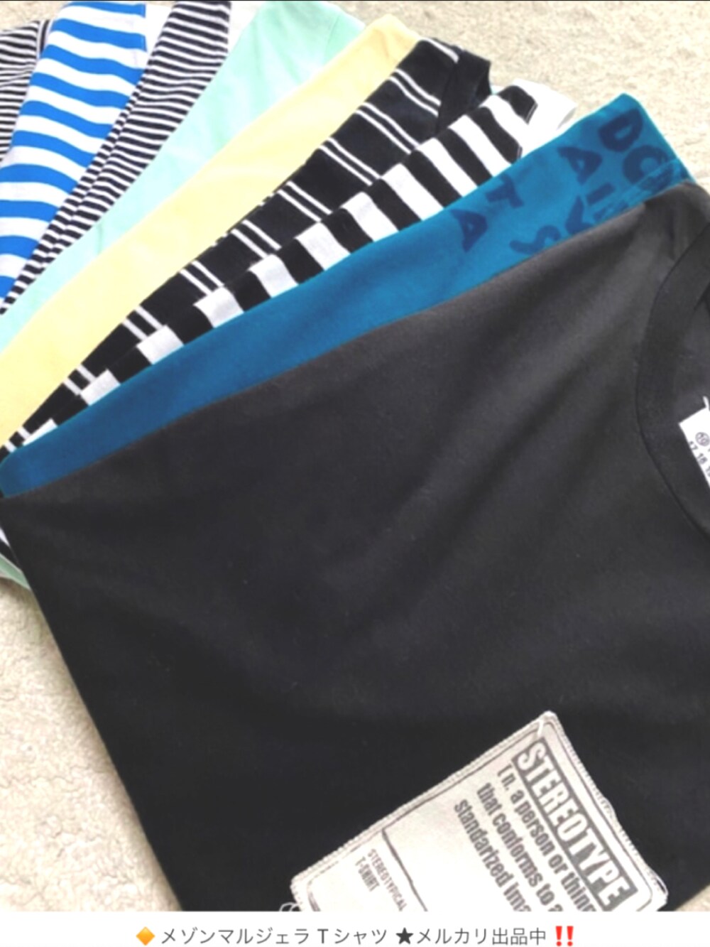 ホワイト系のカバーオール、ホワイト系のTシャツ/カットソー、ブルー系のデニムパンツを着用したメンズの夏コーディネートの3枚目の写真