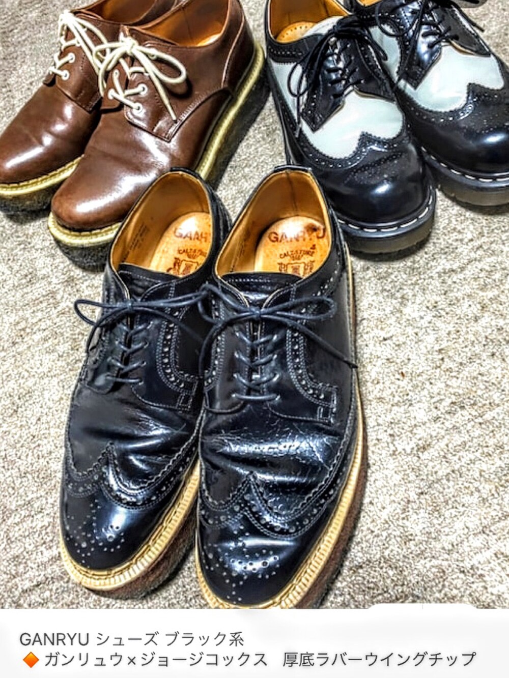 ブラック系のテーラードジャケット、ホワイト系のTシャツ/カットソー、ブラック系のその他パンツを着用したメンズの秋コーディネートの2枚目の写真