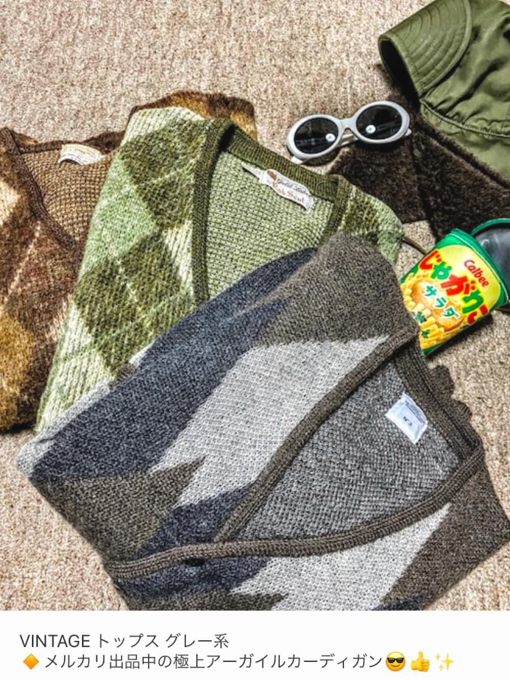 ブラック系のその他アウター、グレー系のカーディガン/ボレロ、ブルー系のシャツ/ブラウスを着用したメンズの冬コーディネートの4枚目の写真