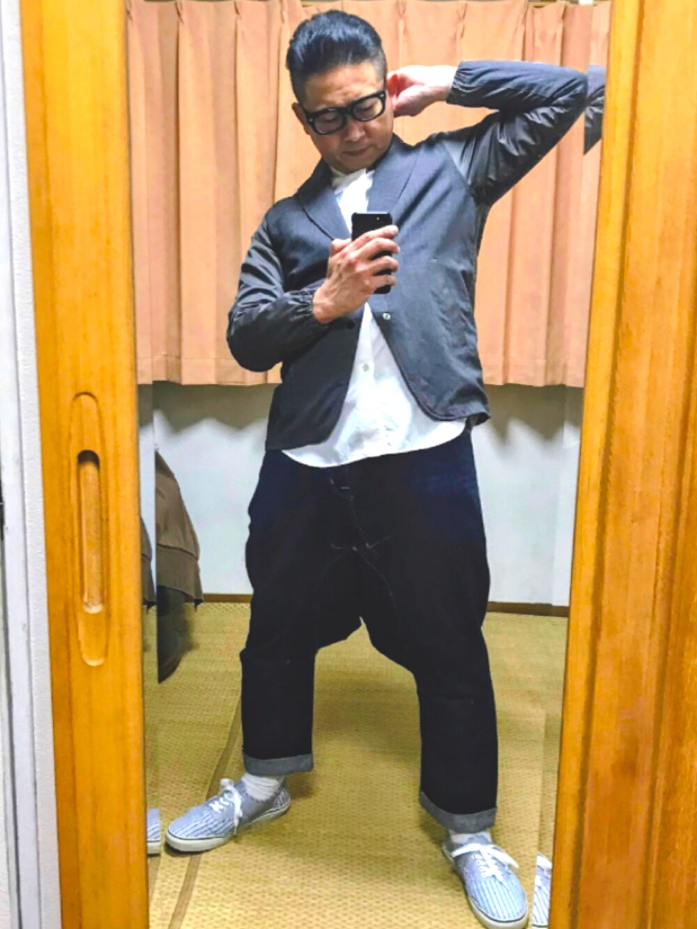 ホワイト系のシャツ/ブラウス、グレー系のその他パンツ、ブラック系のドレスシューズを着用したメンズの春コーディネートの2枚目の写真