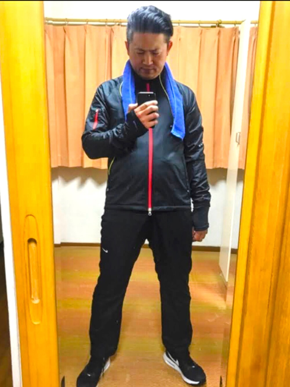 ブラック系のライダースジャケット、ブラック系のネクタイ、ホワイト系のシャツ/ブラウスを着用したメンズの春コーディネートの3枚目の写真