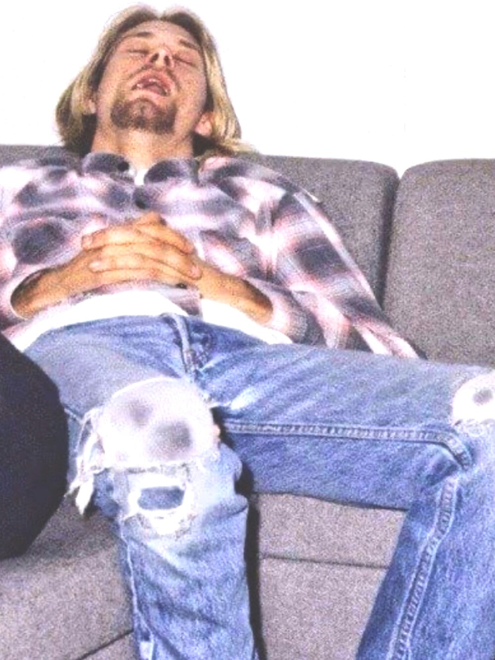 ブラック系のテーラードジャケット、ホワイト系のTシャツ/カットソー、ブラック系のその他パンツを着用したメンズの春コーディネートの5枚目の写真