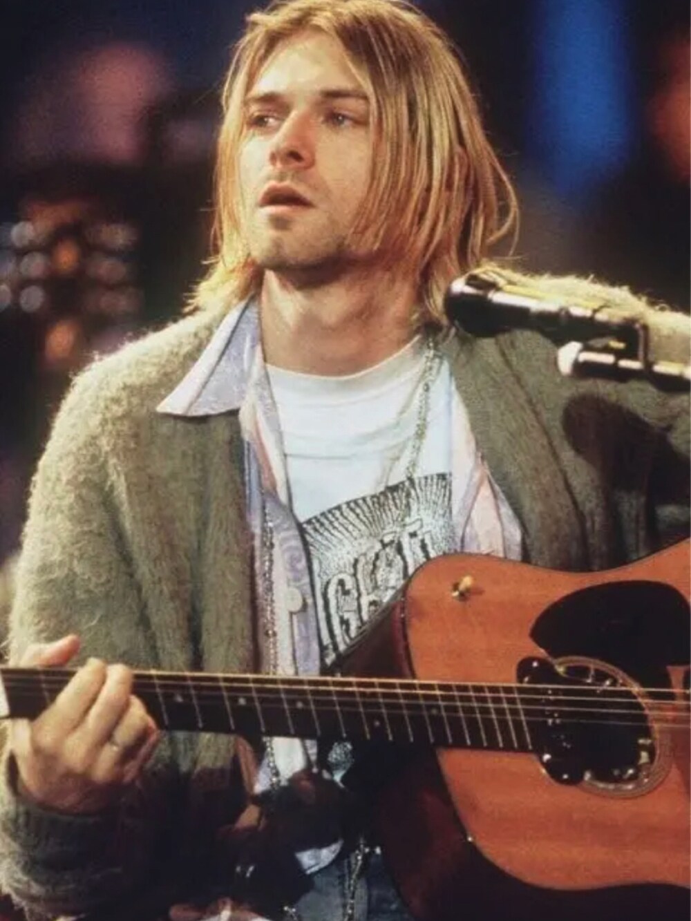 ブラック系のトレンチコート、その他のシャツ/ブラウス、ホワイト系のTシャツ/カットソーを着用したメンズの冬コーディネートの4枚目の写真