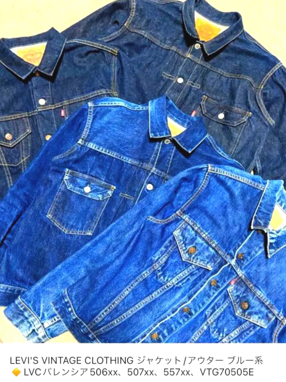 グリーン系のモッズコート、ブルー系のデニムジャケット、ブルー系のシャツ/ブラウスを着用したメンズの冬コーディネートの2枚目の写真