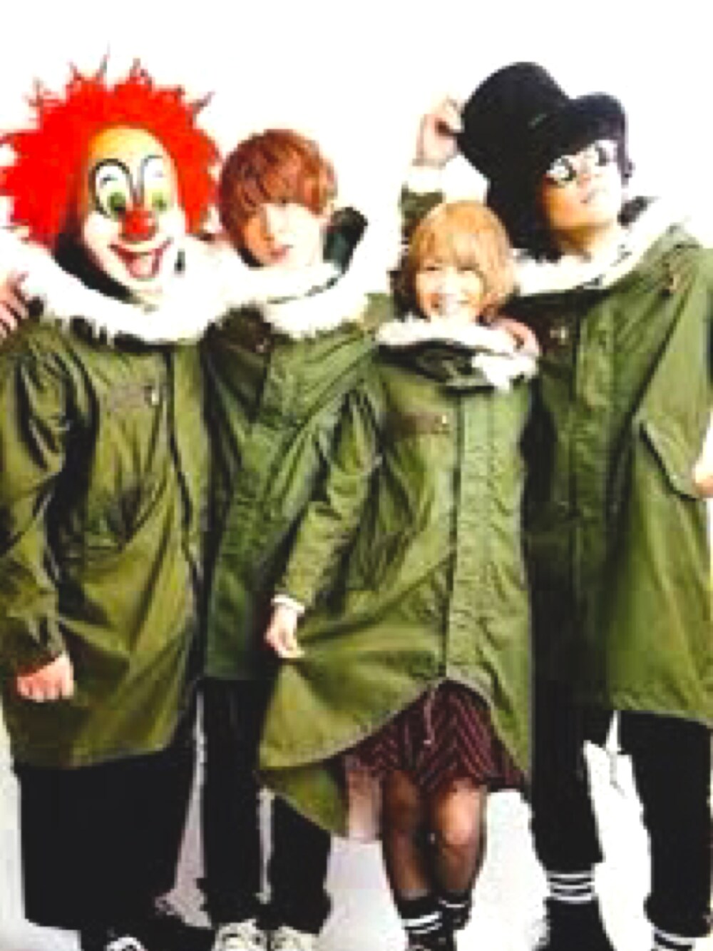 グリーン系のモッズコート、ブラック系のテーラードジャケット、ブラック系のシャツ/ブラウスを着用したメンズの秋コーディネートの4枚目の写真