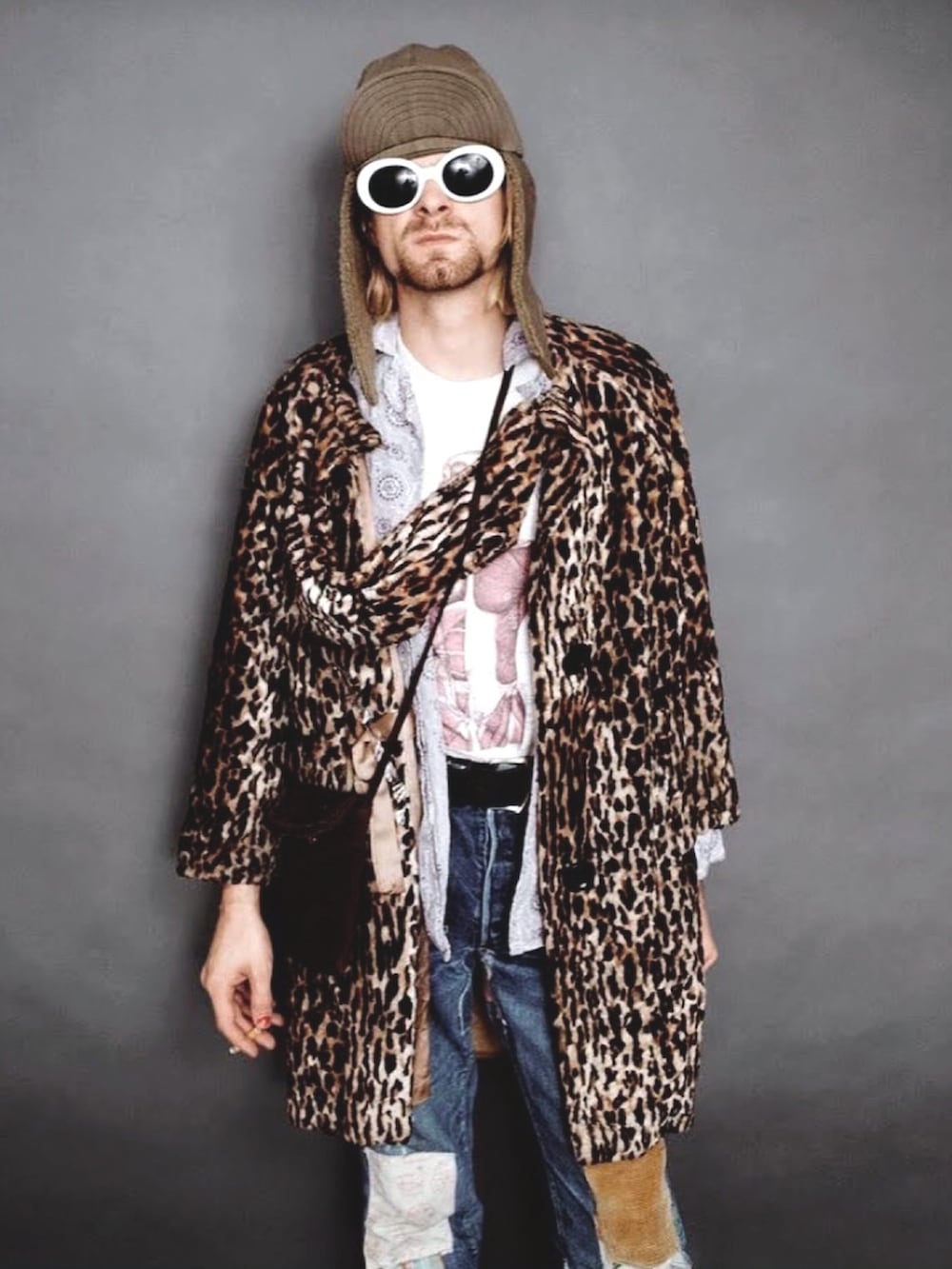 ベージュ系のその他アウター、ブルー系のシャツ/ブラウス、ホワイト系のTシャツ/カットソーを着用したメンズの夏コーディネートの2枚目の写真