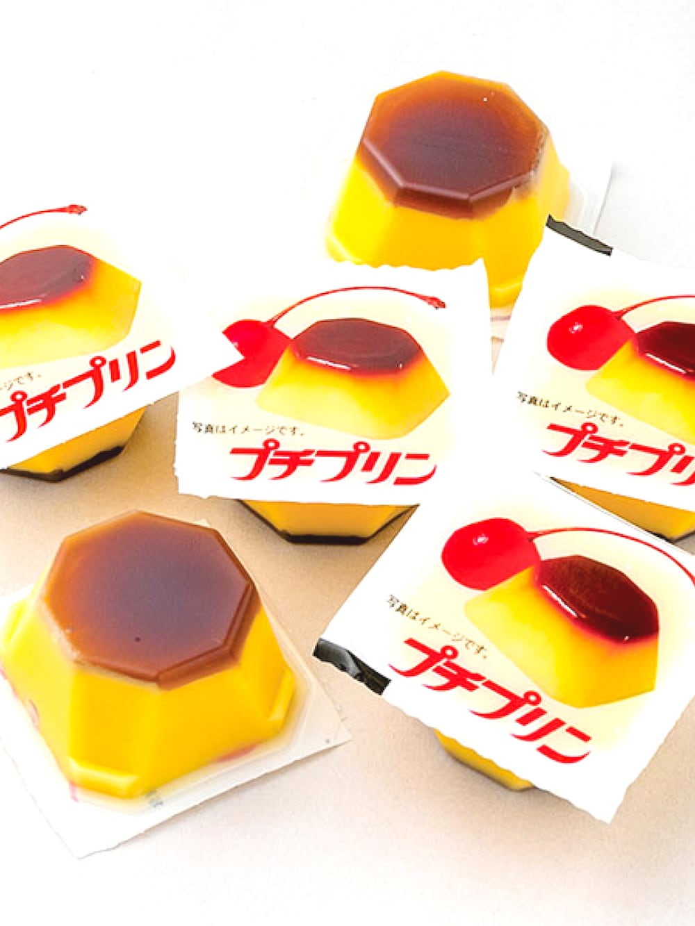 ホワイト系のシャツ/ブラウス、ブルー系のネクタイ、ブルー系のデニムパンツを着用したメンズの春コーディネートの4枚目の写真