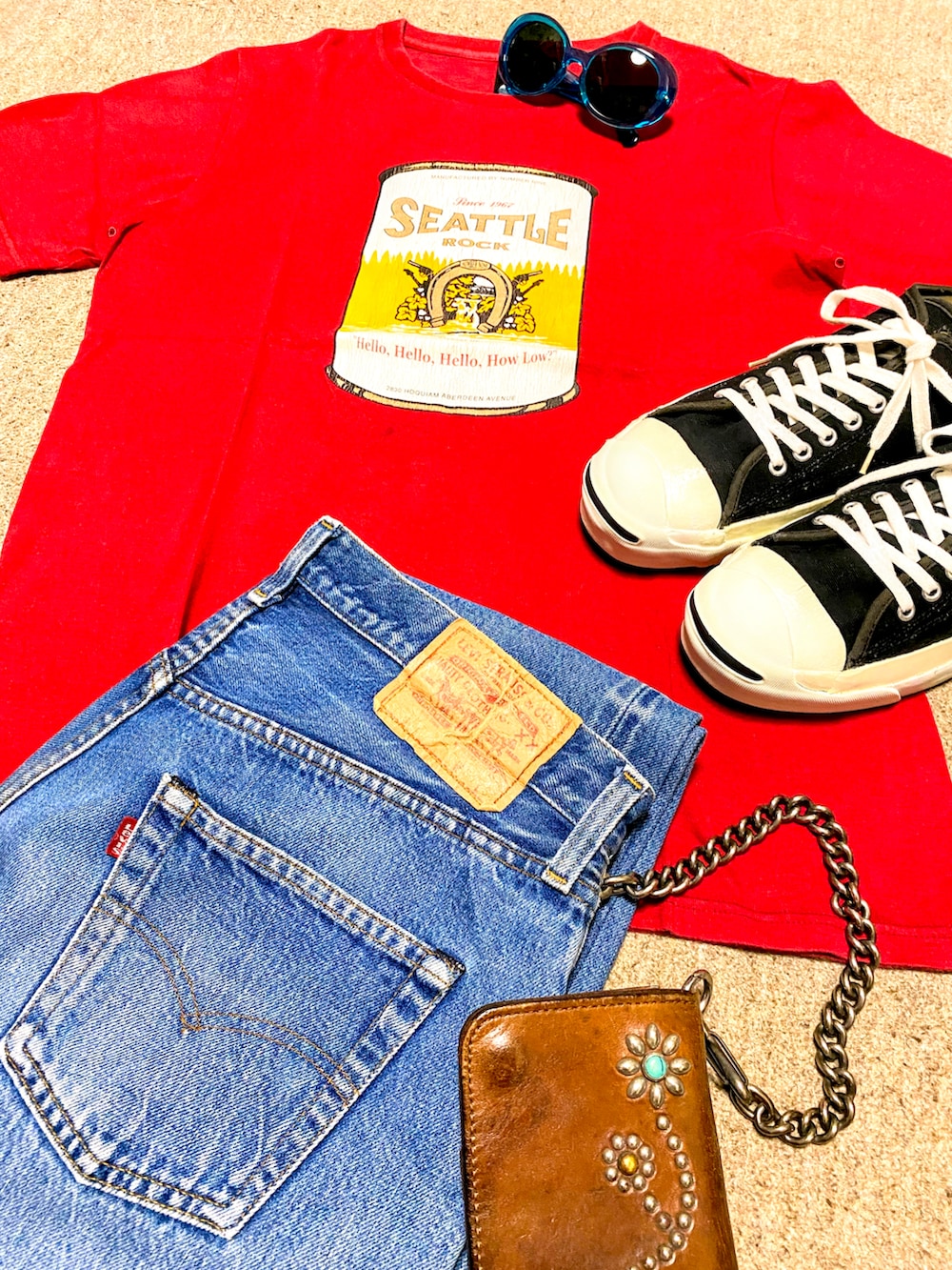 レッド系のTシャツ/カットソー、レッド系のTシャツ/カットソー、ホワイト系のTシャツ/カットソーを着用したメンズの夏コーディネートの2枚目の写真