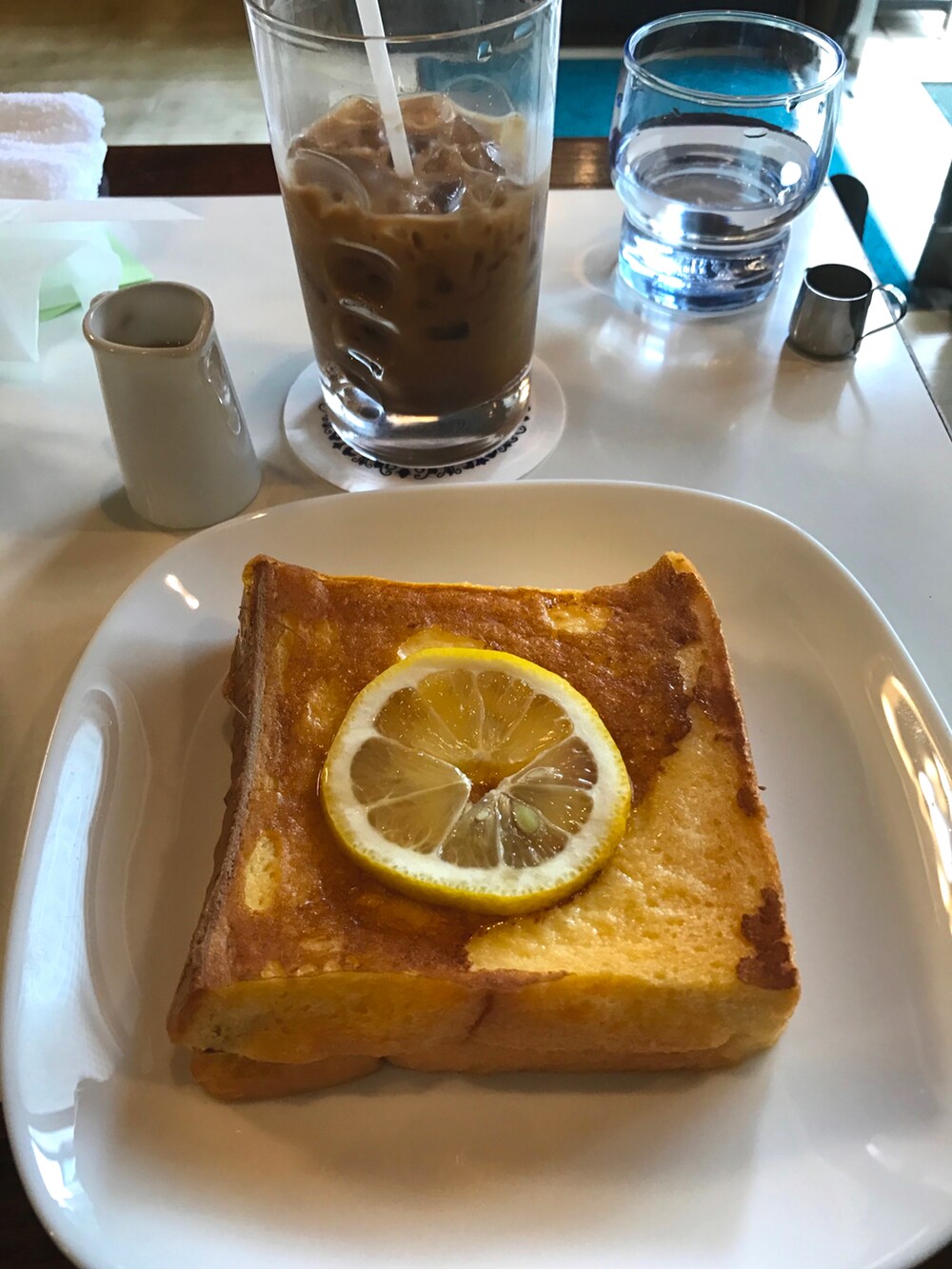 ブラック系のカーディガン/ボレロ、ブラック系のTシャツ/カットソー、ブラック系のデニムパンツを着用したメンズの冬コーディネートの5枚目の写真