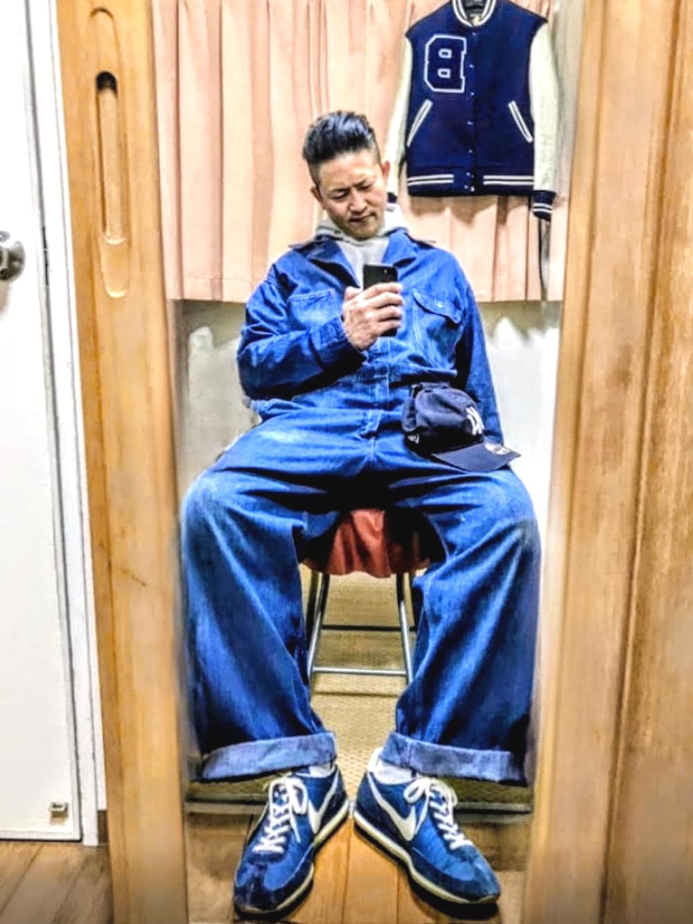 ブルー系のつなぎ/オールインワン、グレー系のパーカー、ブルー系のスニーカーを着用したメンズの秋コーディネートの2枚目の写真