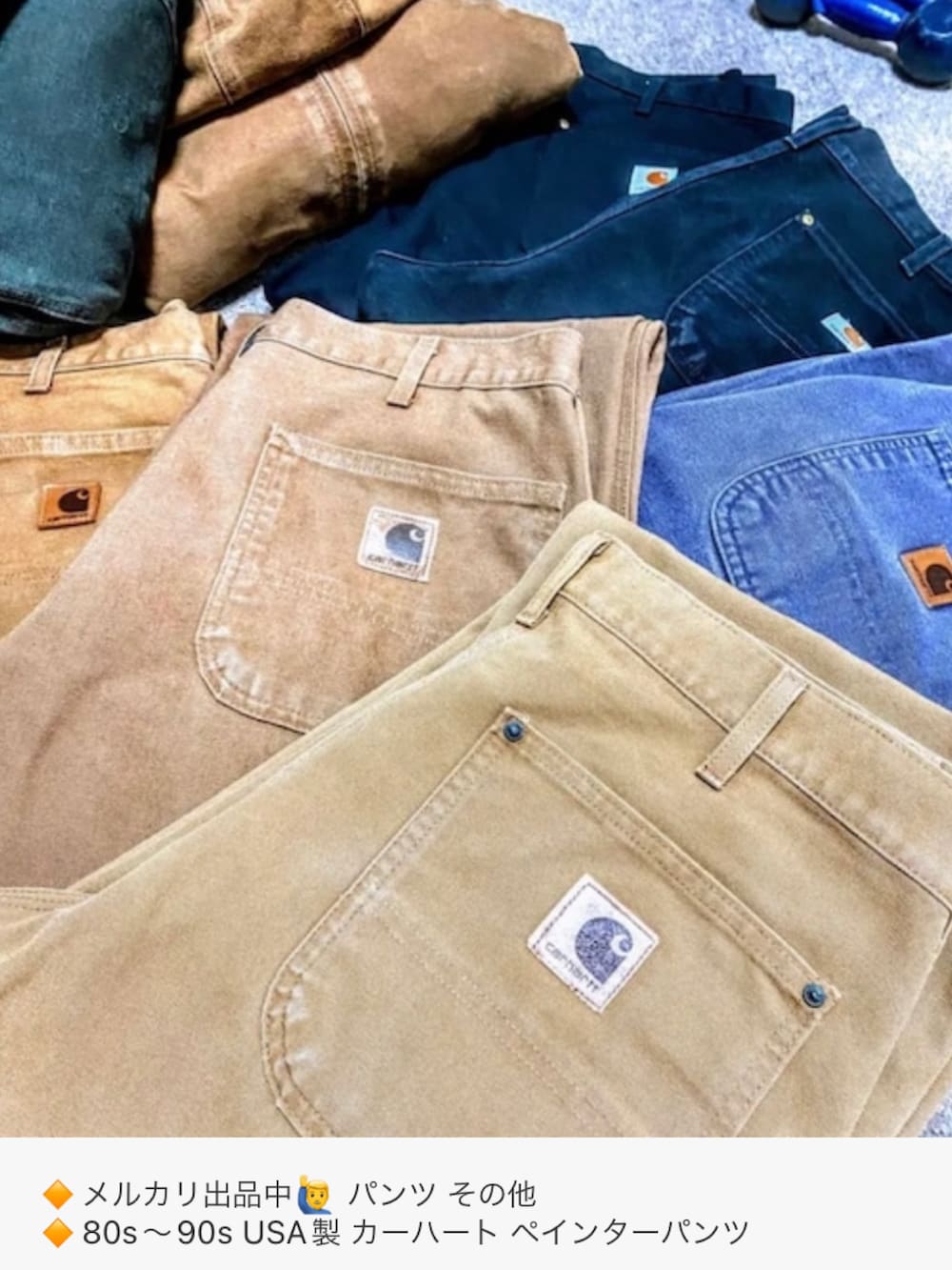 グレー系のブルゾン、ブラック系のブルゾン、ブラック系のチノパンツを着用したメンズの秋コーディネートの4枚目の写真