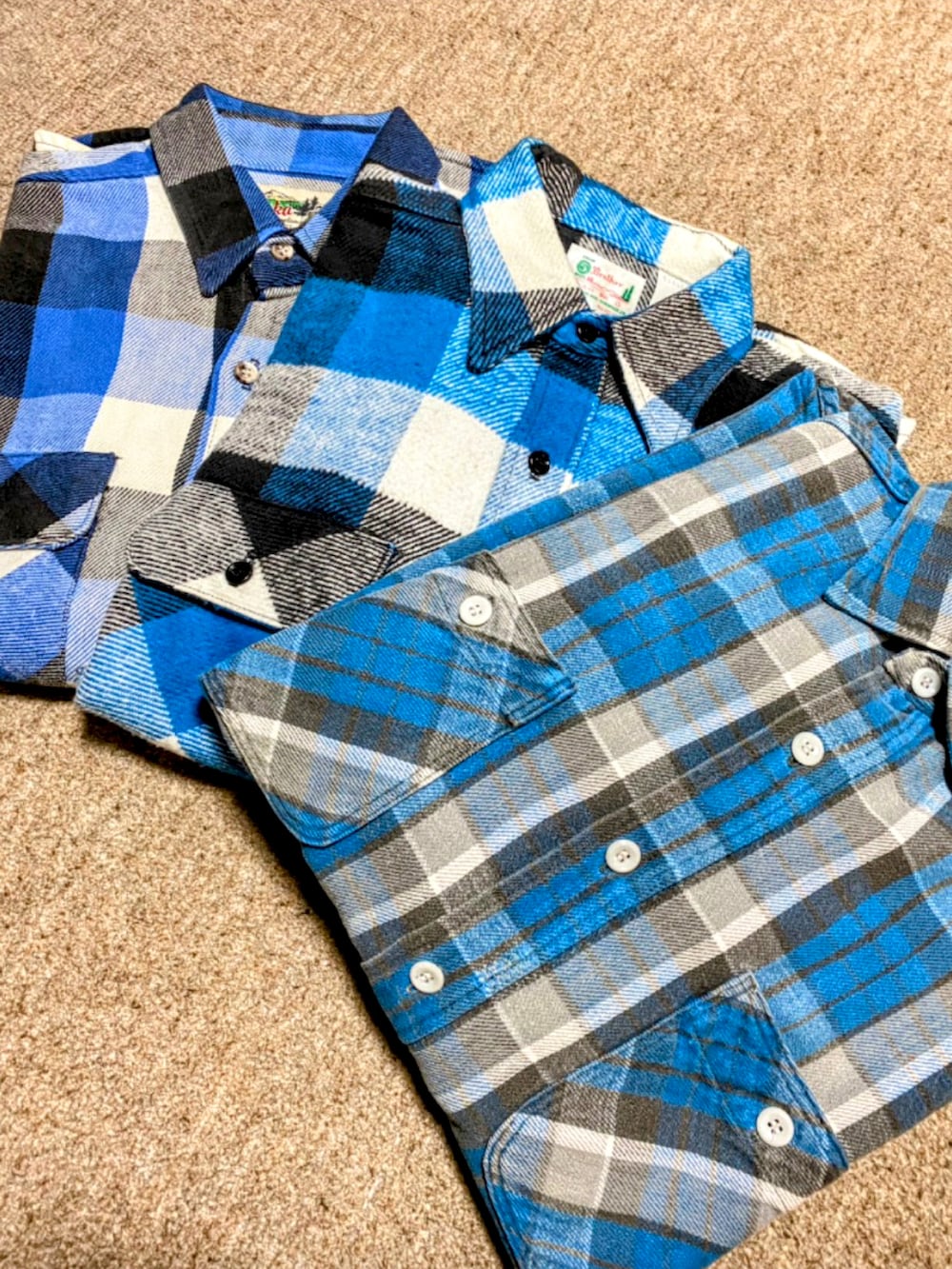 ブルー系のステンカラーコート、グリーン系のシャツ/ブラウス、ブルー系のデニムパンツを着用したメンズの春コーディネートの2枚目の写真