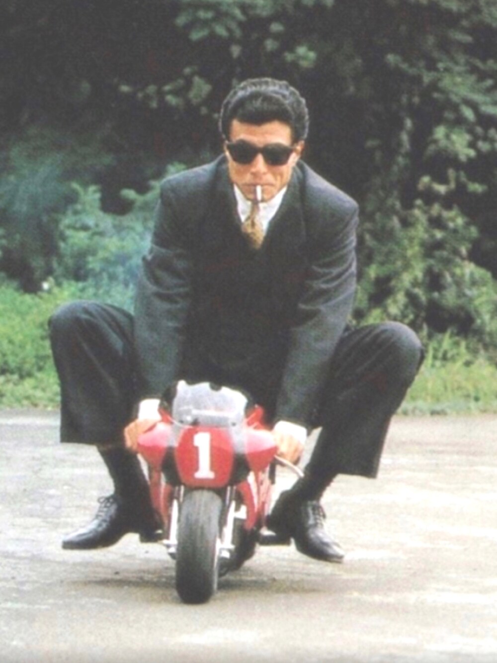 ブラック系のステンカラーコート、ブラック系のデニムジャケット、ブラック系のニット/セーターを着用したメンズの冬コーディネートの5枚目の写真