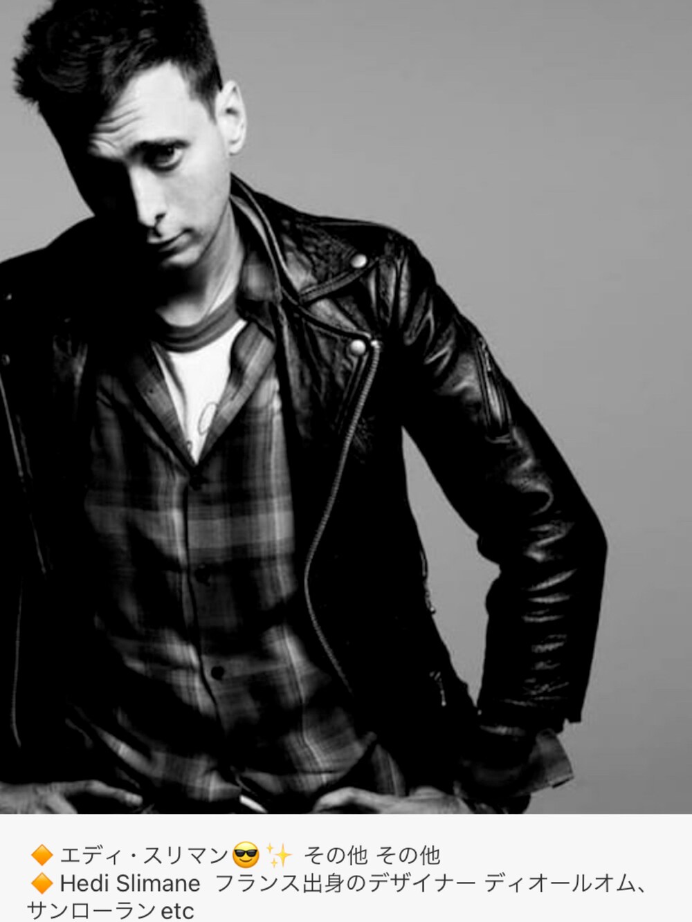 ブラック系のテーラードジャケット、ホワイト系のシャツ/ブラウス、ブラック系のネクタイを着用したメンズの秋コーディネートの2枚目の写真