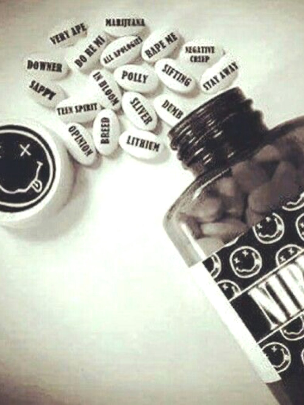 レッド系のニット/セーター、ホワイト系のTシャツ/カットソー、ブルー系のデニムパンツを着用したメンズの春コーディネートの4枚目の写真