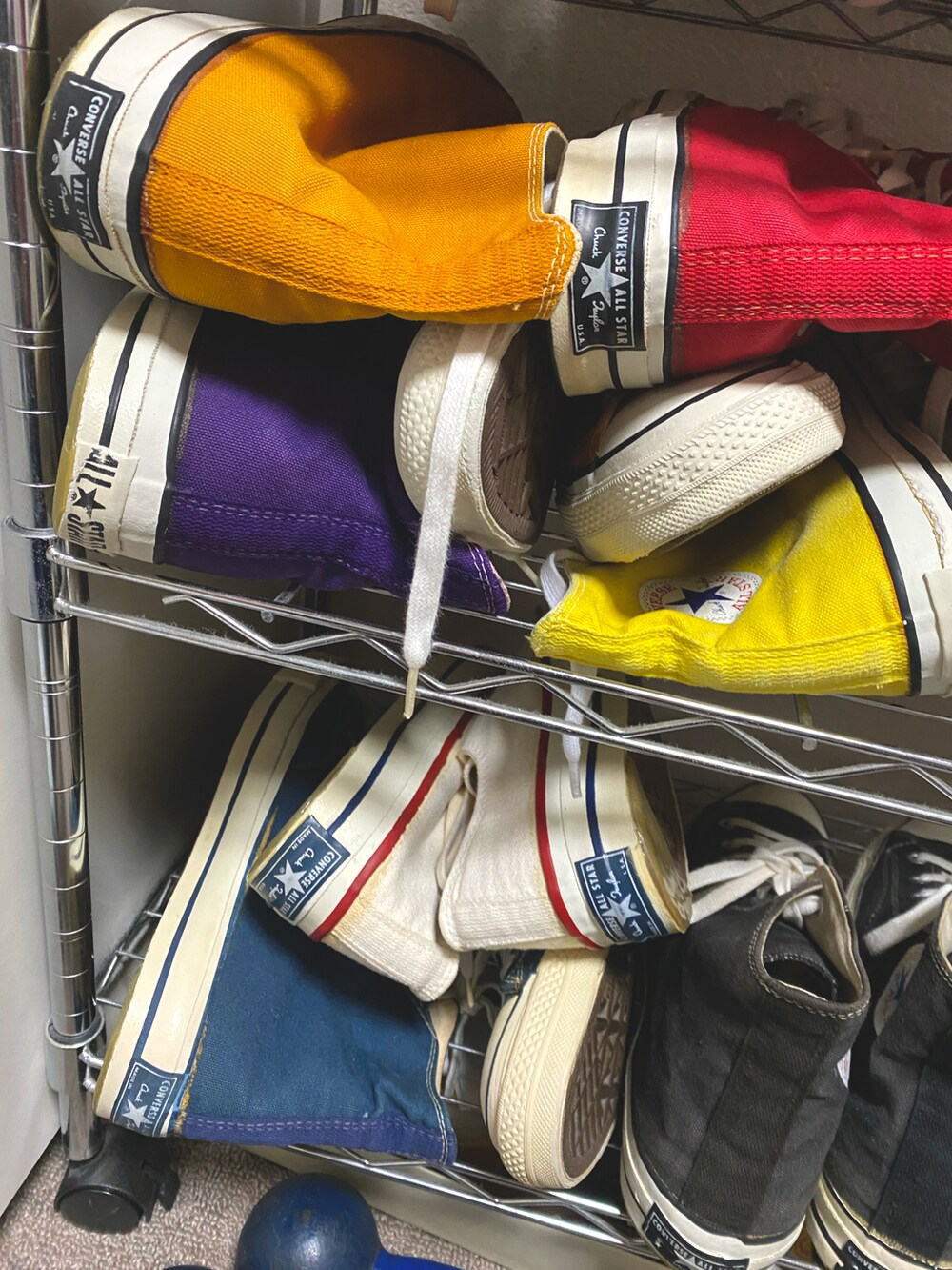 パープル系のカーディガン/ボレロ、グレー系のスウェット、ホワイト系のTシャツ/カットソーを着用したメンズの春コーディネートの4枚目の写真