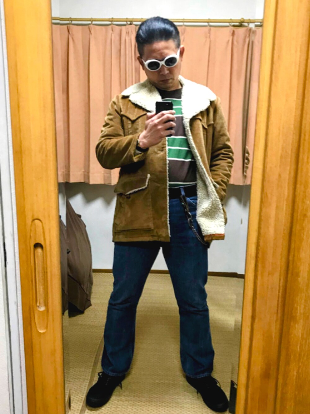 ブラウン系のその他アウター、グリーン系のTシャツ/カットソー、ホワイト系のTシャツ/カットソーを着用したメンズの春コーディネートの3枚目の写真