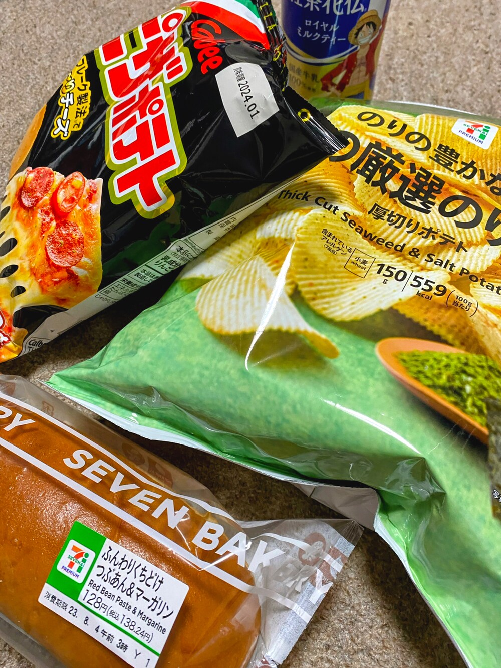 ブルー系のシャツ/ブラウス、ブルー系のチノパンツ、ブルー系のスニーカーを着用したメンズの夏コーディネートの4枚目の写真