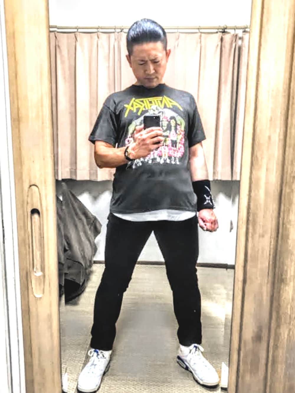 「片手スマホ自撮り研究会🤳✨、我が道をゆく隊、ロック、プチプラ、タンクトップ、じゃがりこポーチ🐸✨、バンドT、アンスラックス、ブラックデニム、好きな服を好きなように着る🐷💕、みんな違ってみんないい、双極性障害、北千住、メルカリ★期間限定SALE★ただ今開催中🐷👍、肉体改造中🐷💦」｜「VINTAGEの🔸アンスラックス ツアーTシャツ(黒) XL 1983年製（Tシャツ/カットソー、ブラック系）」を使った、おたっし🐷さん（メンズ・174cm）の夏コーディネートの2枚目の写真